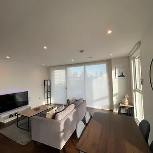 https://immaculate-2bed-apartment-in-london-city-views.cambridgehotelsuk.com