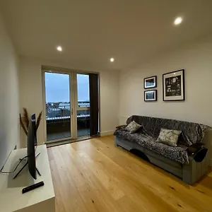 Apartment Spacious 2 Bedroom Penthouse Retreat, London