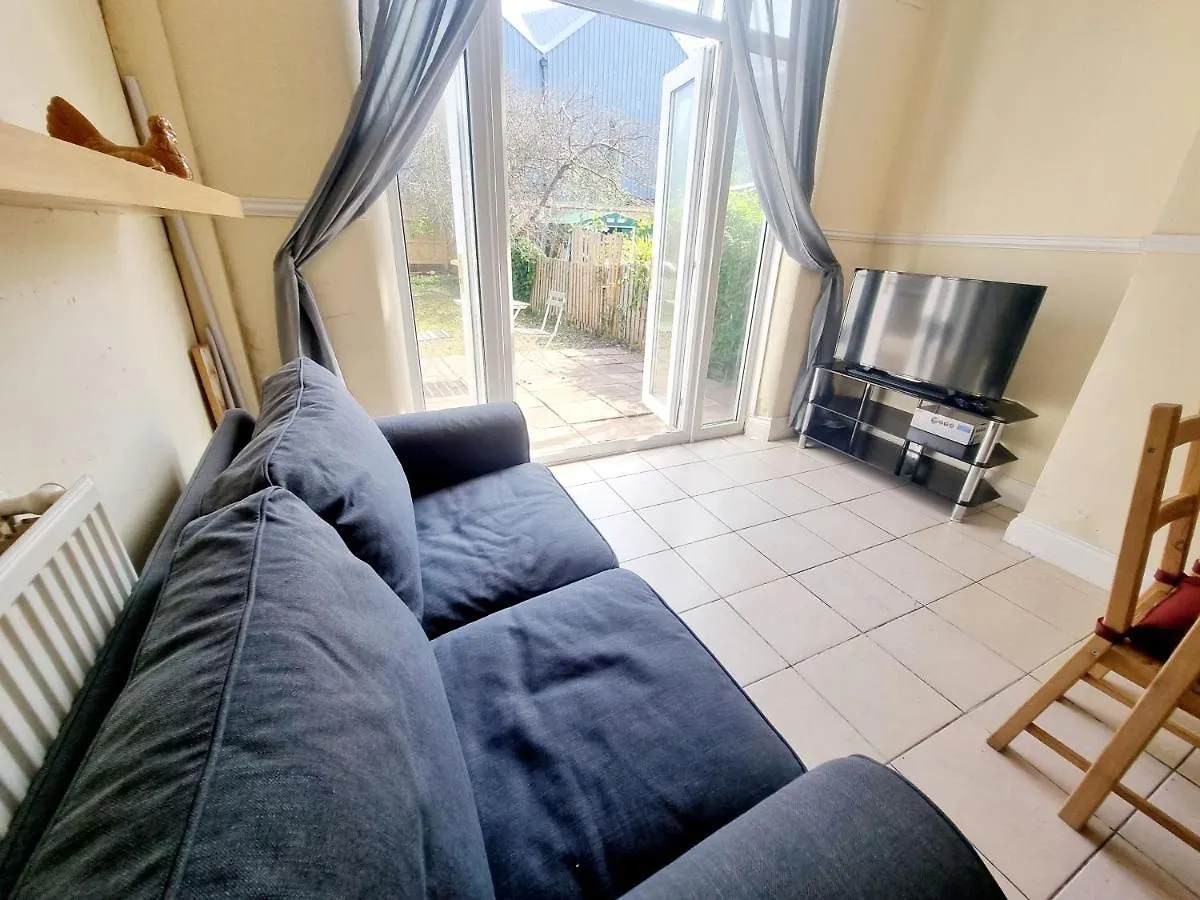 Orford Village Room London 0*,
