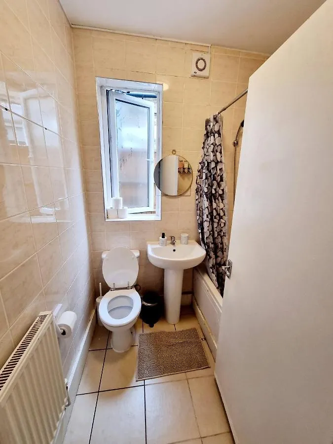 Homestay Orford Village Room London